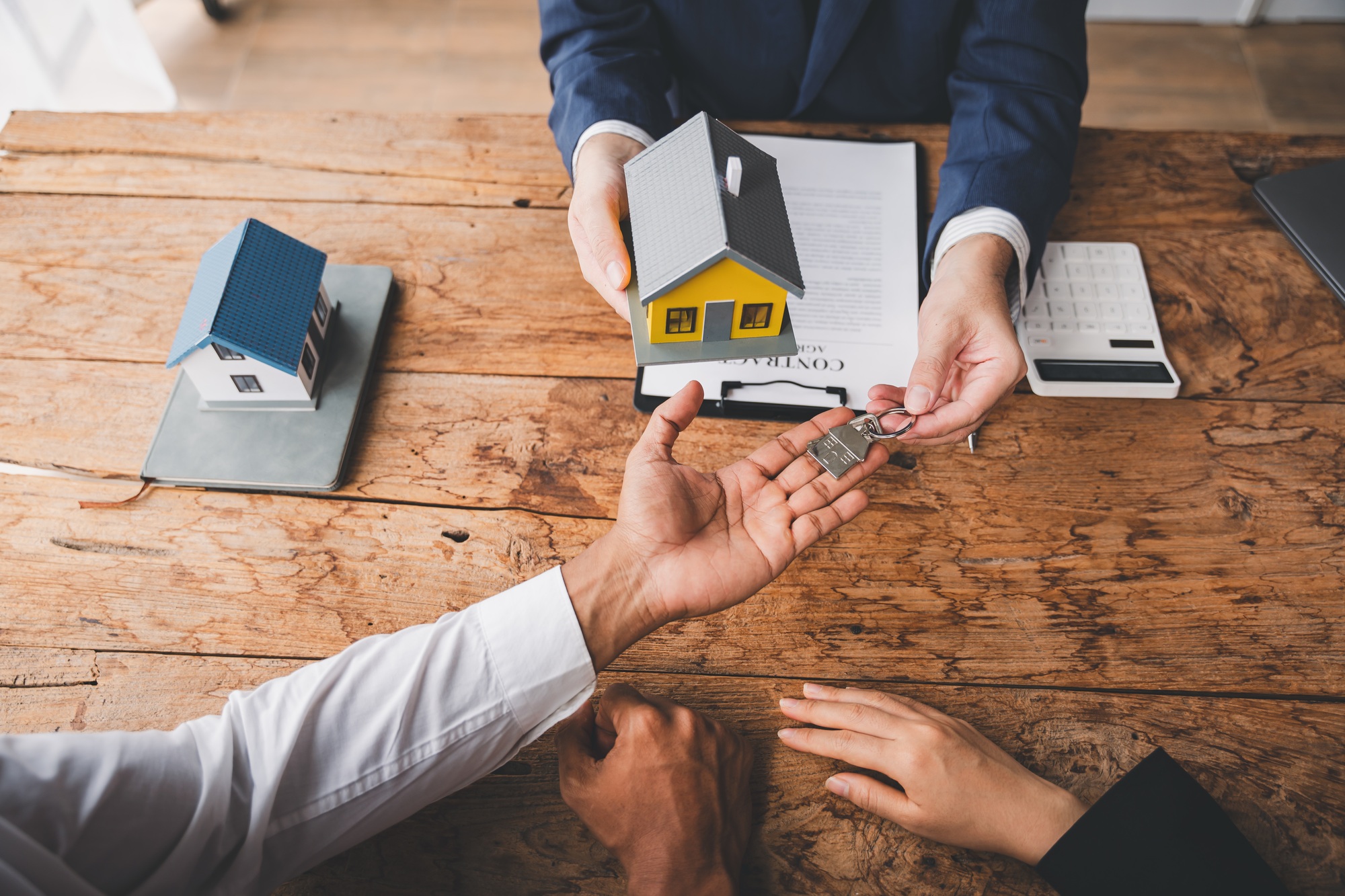 real estate agent Delivering sample homes to customers, mortgage loan contracts. Make a contract for
